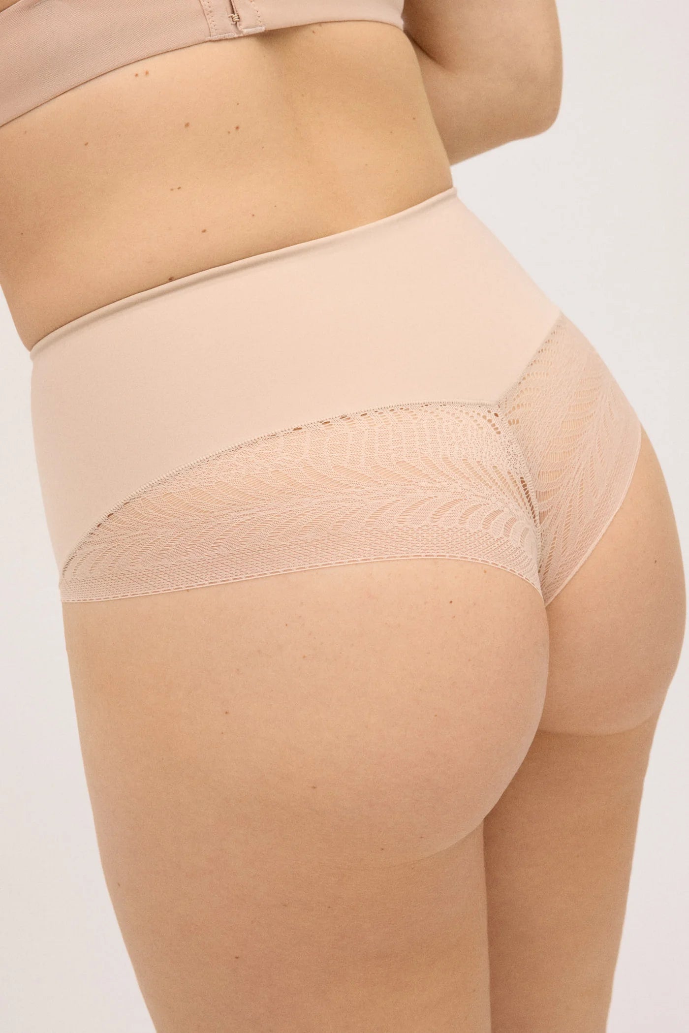 Tanga reductor compresión media encaje