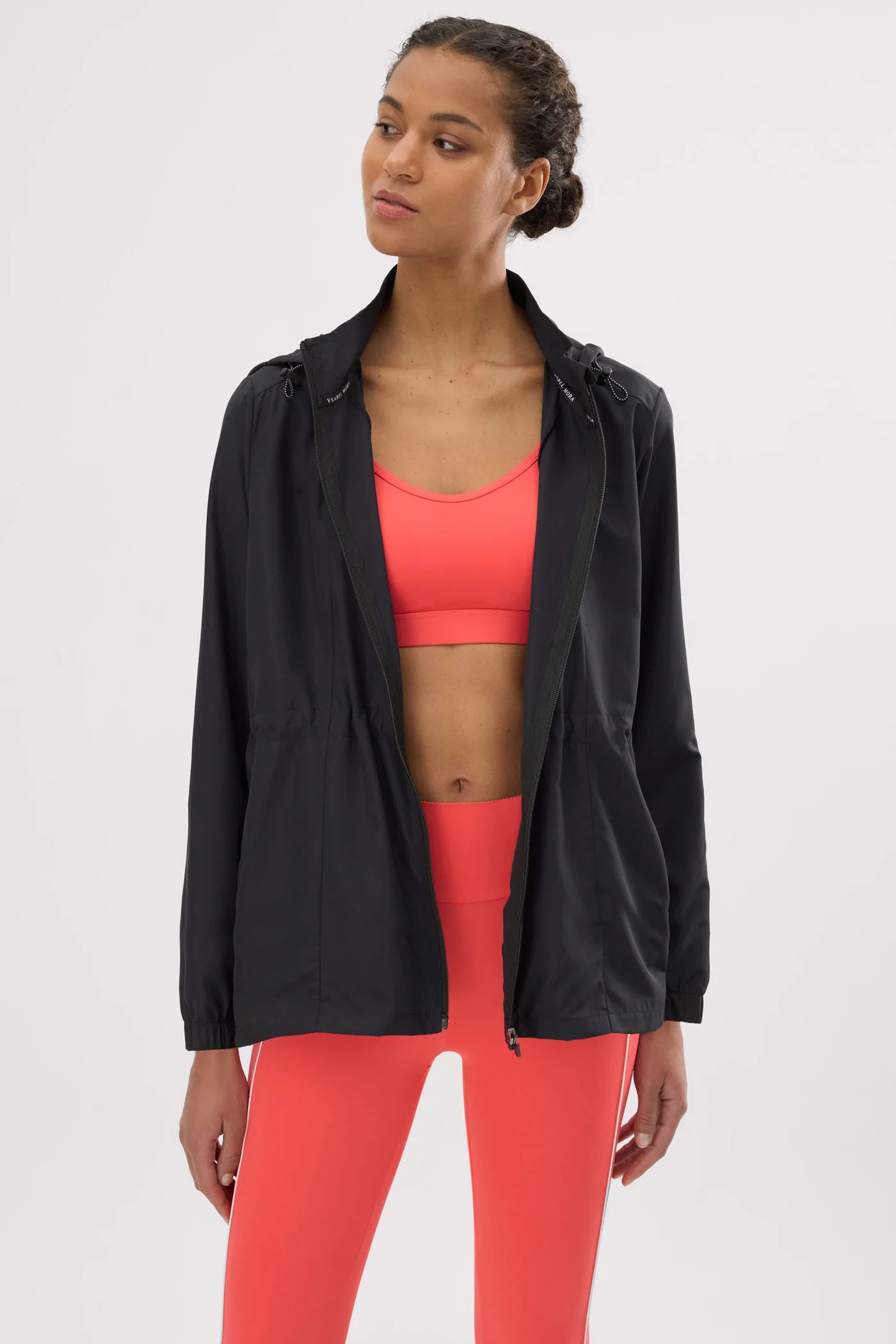 Chaqueta deportiva cortavientos con capucha y bolsillos negra