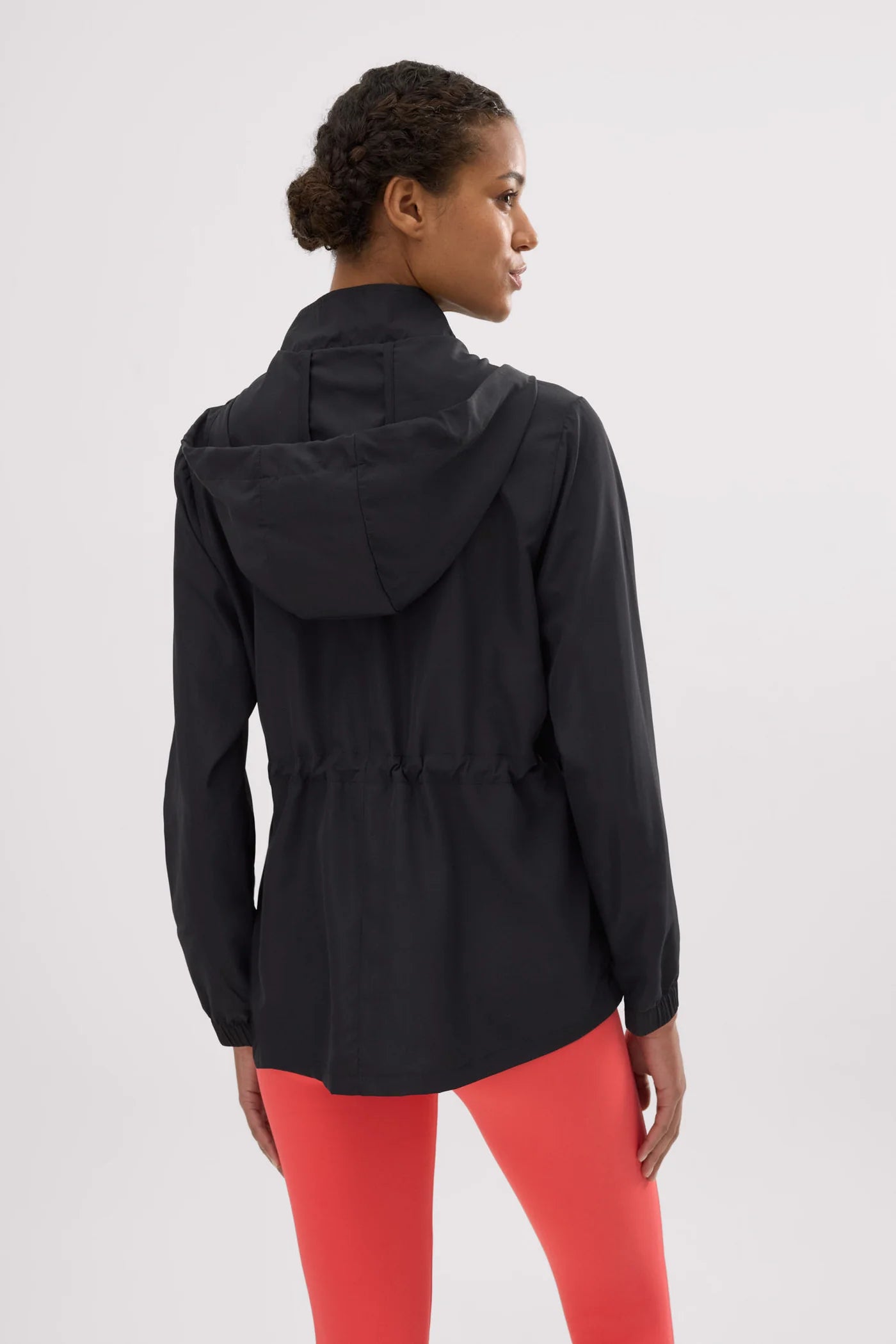 Chaqueta deportiva cortavientos con capucha y bolsillos negra