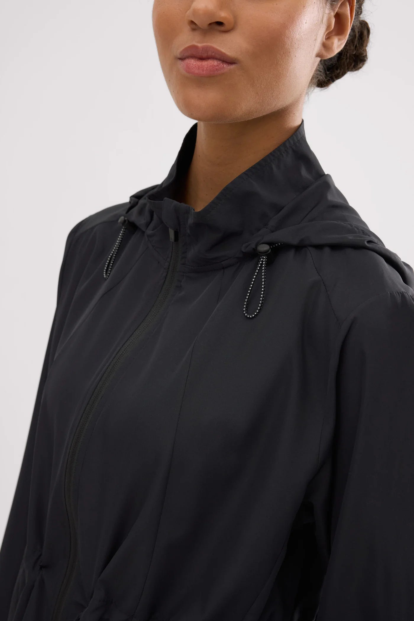 Chaqueta deportiva cortavientos con capucha y bolsillos negra