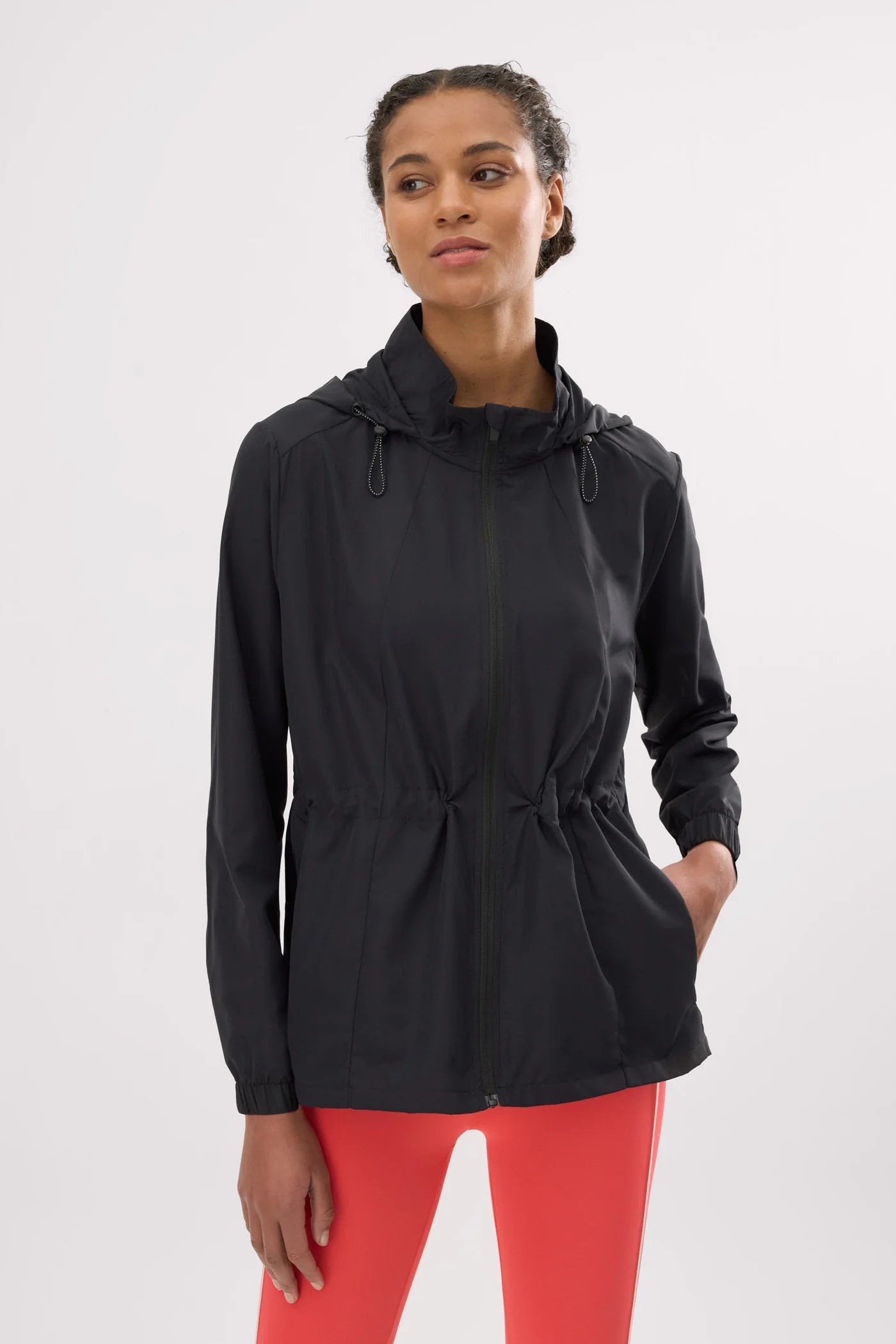 Chaqueta deportiva cortavientos con capucha y bolsillos negra