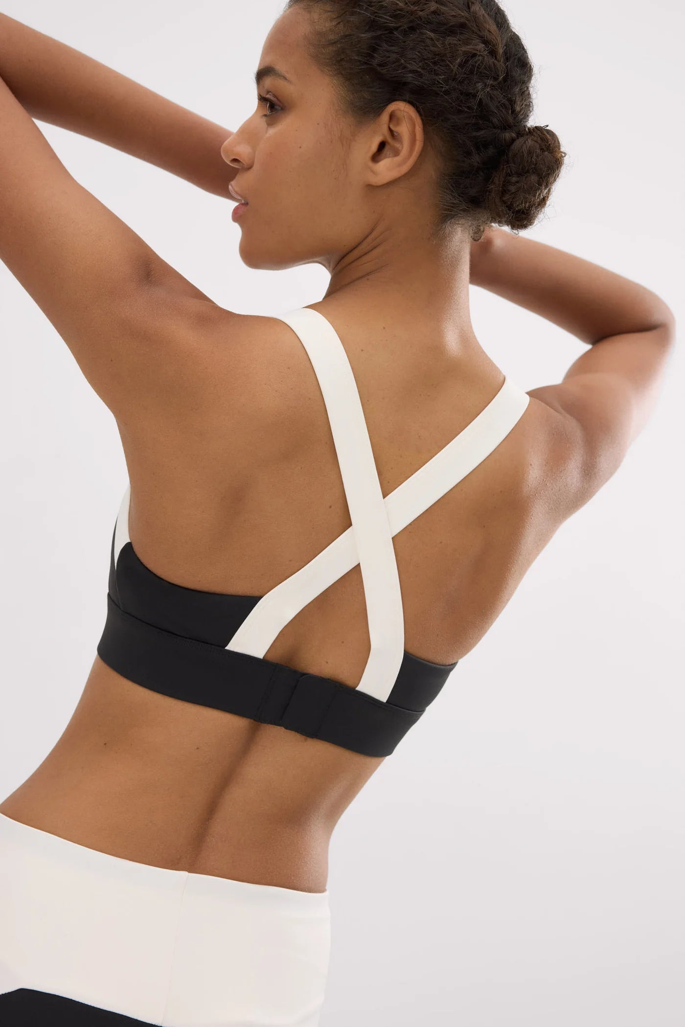 Sujetador deportivo contorno ajustable blanco y azul eléctrico