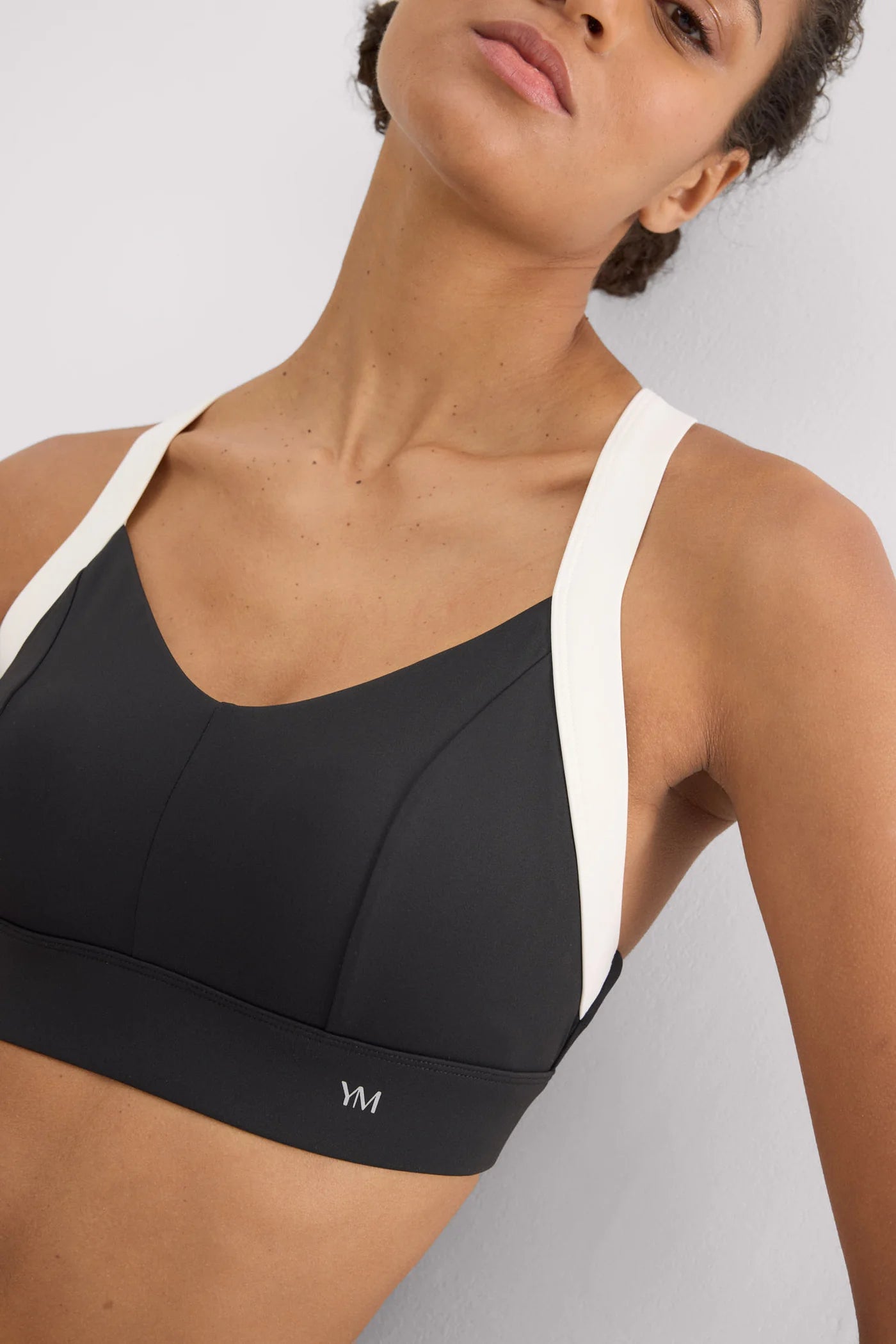 Sujetador deportivo contorno ajustable blanco y azul eléctrico