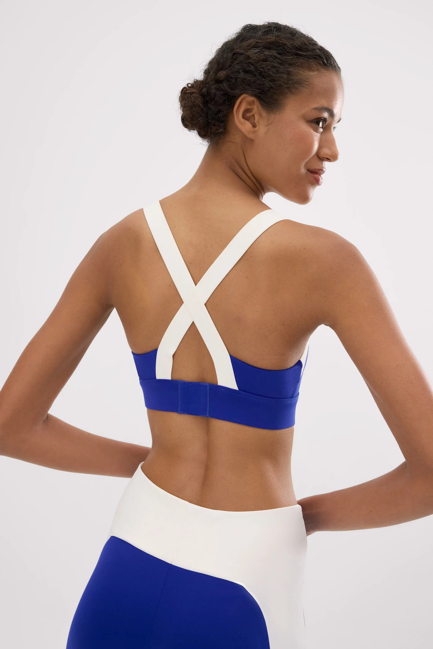 Sujetador deportivo contorno ajustable blanco y azul eléctrico