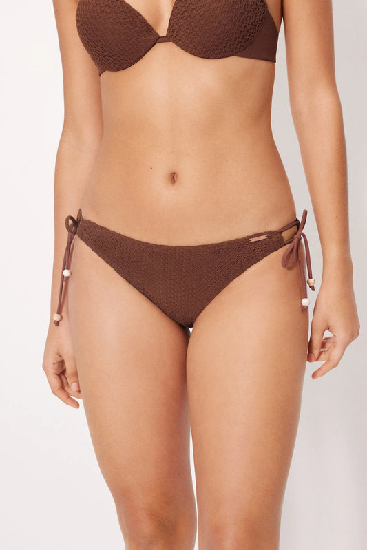 Braga bikini anudada tejido calado marrón