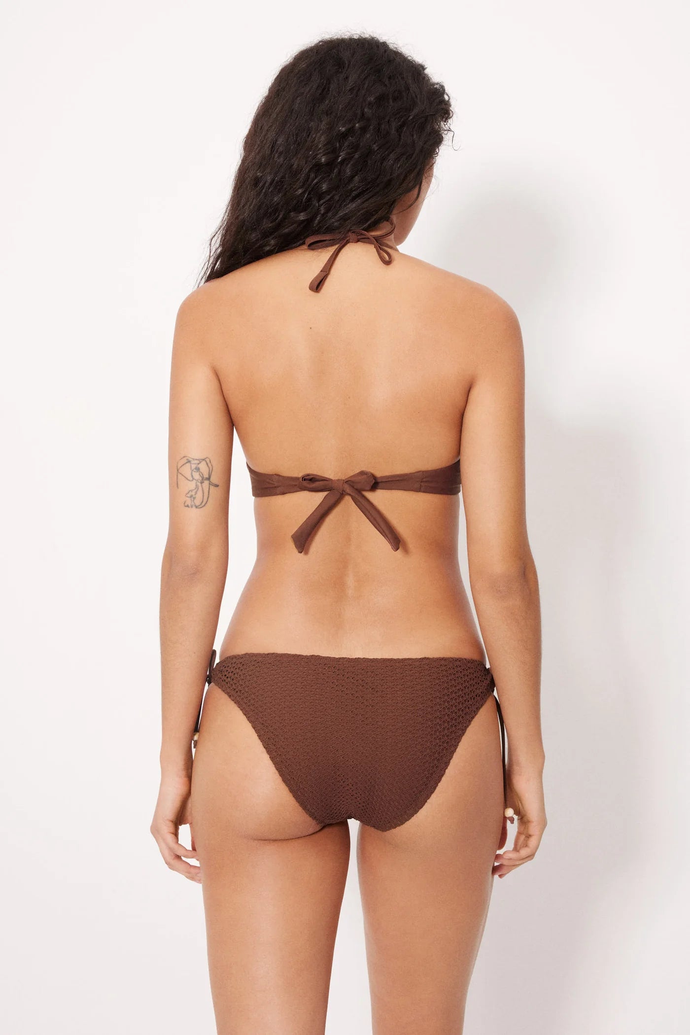 Braga bikini anudada tejido calado marrón