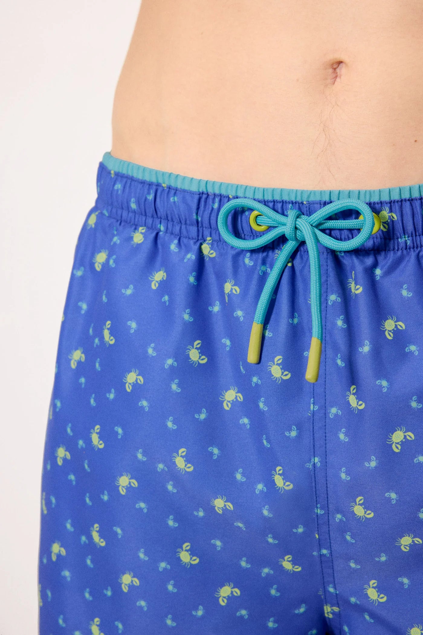 Bañador medio estampado cangrejos azul