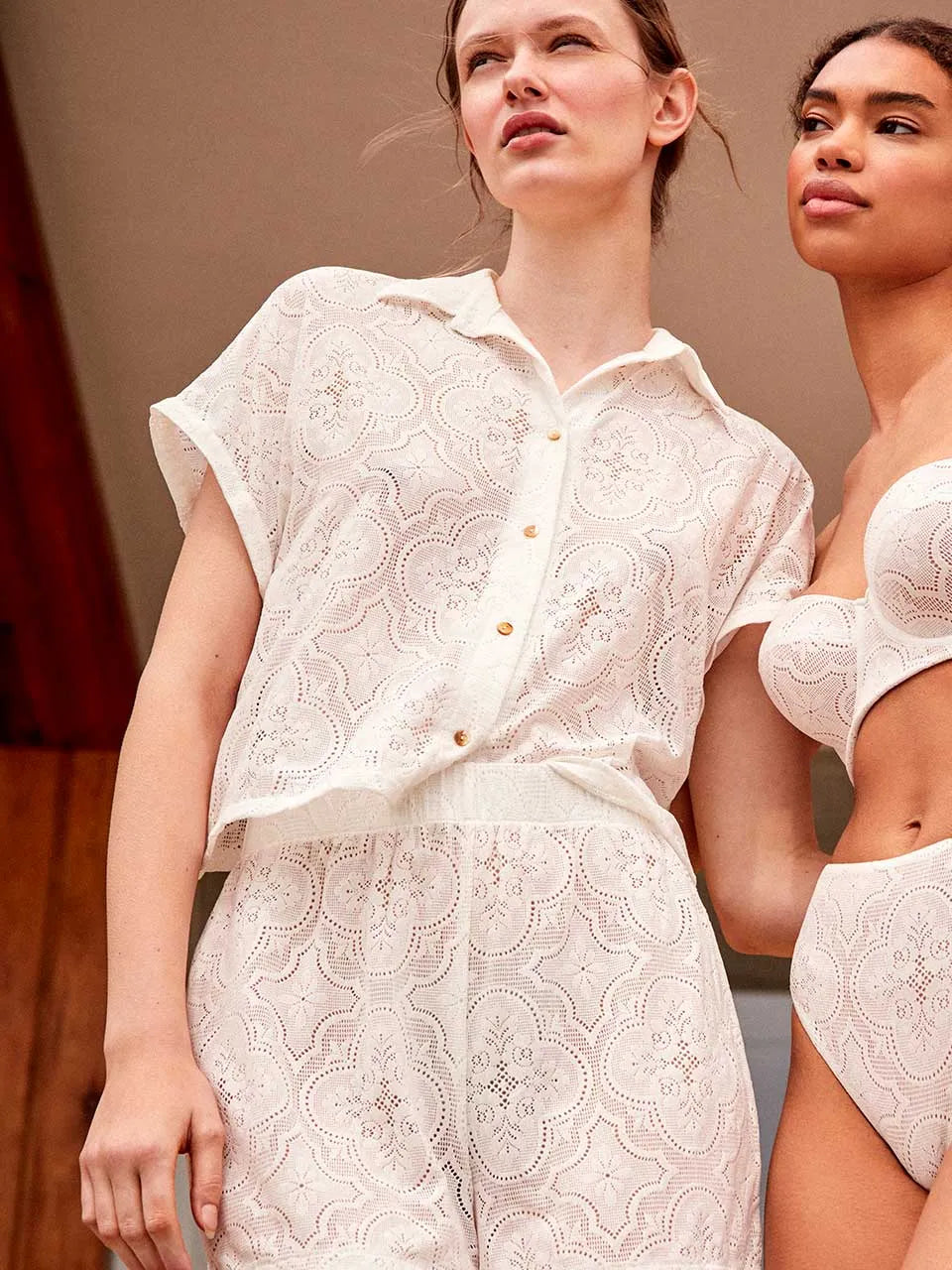 Pantalón corto short en tejido de encaje elástico