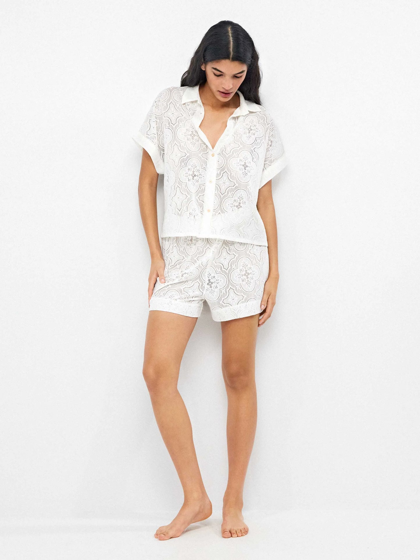 Pantalón corto short en tejido de encaje elástico